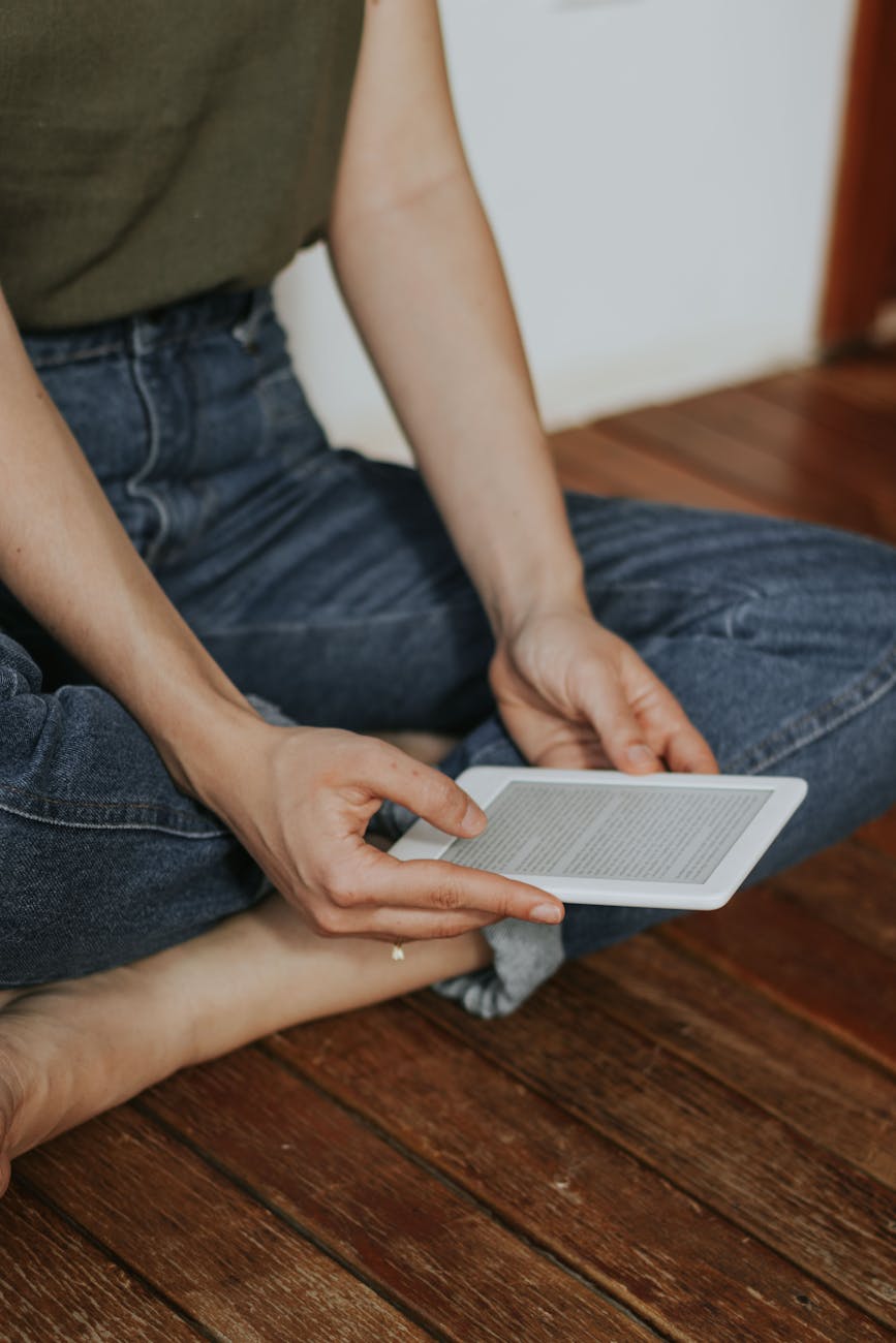 Which Kindle Is Right for You? A Real-Life Guide to Classic, Paperwhite, and Colorsoft